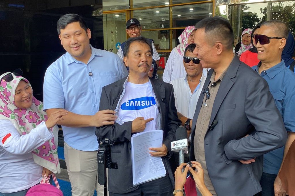 Roy Suryo Pamer Kaus Samsul, Desak Surat Keterangan Kelulusan Gibran Dicabut