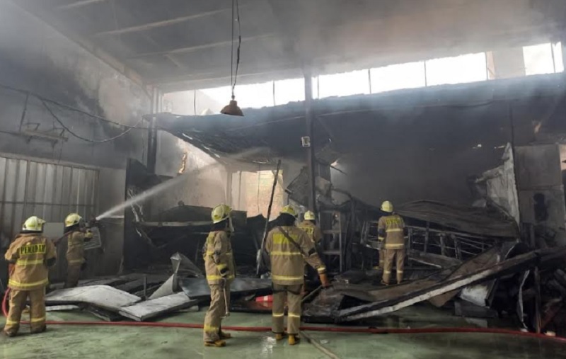 Kebakaran Bengkel Mobil di Kembangan Jakbar, Api Diduga Berasal dari Ruang Oven Cat