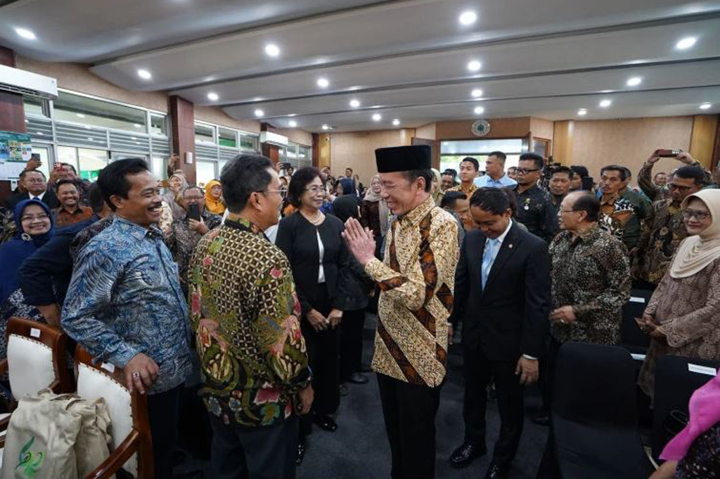 Momen Jokowi dan Menhut Hadiri Dies Natalis Fakultas Kehutanan UGM