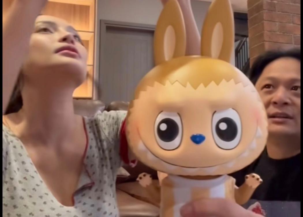 Diisukan Putus, Erika Carlina dan DJ Bravy Kompak Pamer Momong Bayi