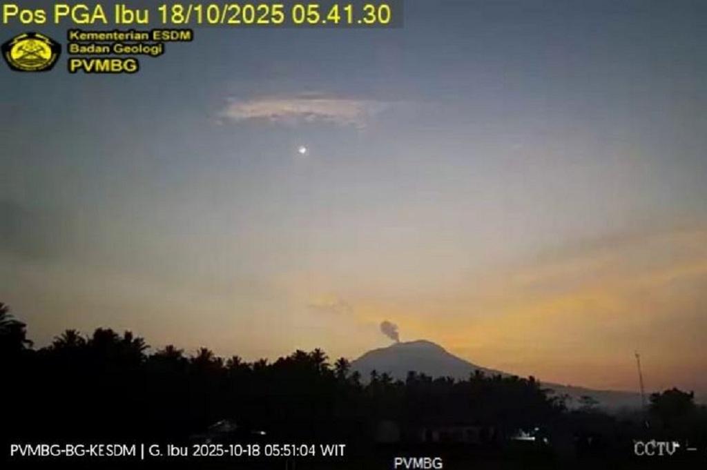 Gunung Ibu di Halmahera Barat Erupsi, Muntahkan Kolom Abu Setinggi 500 Meter