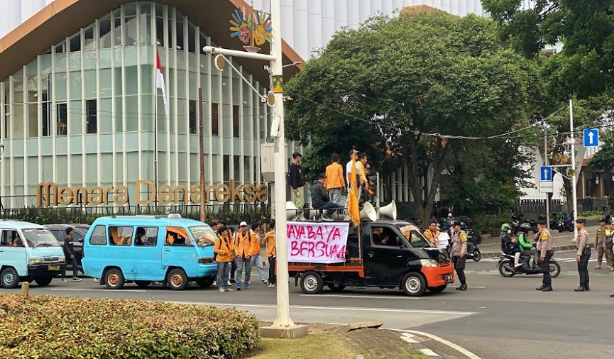 BEM SI Gelar Demo Setahun Prabowo-Gibran di Patung Kuda, Bawa 17 Tuntutan