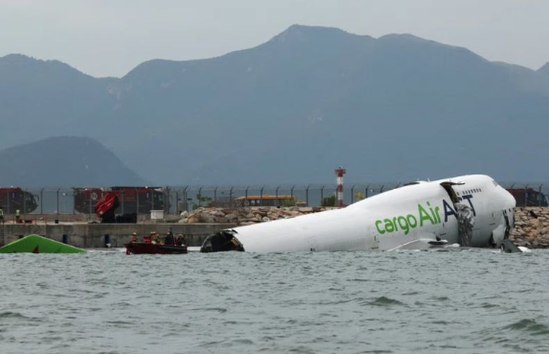 Pesawat Tergelincir di Bandara Hong Kong hingga Masuk Laut, 2 Orang Tewas