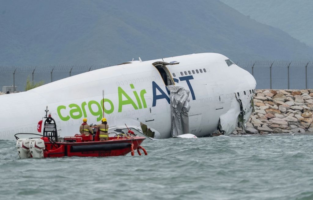 Kronologi Pesawat Boeing 747 Tergelincir ke Laut di Bandara Hong Kong Tewaskan 2 Orang