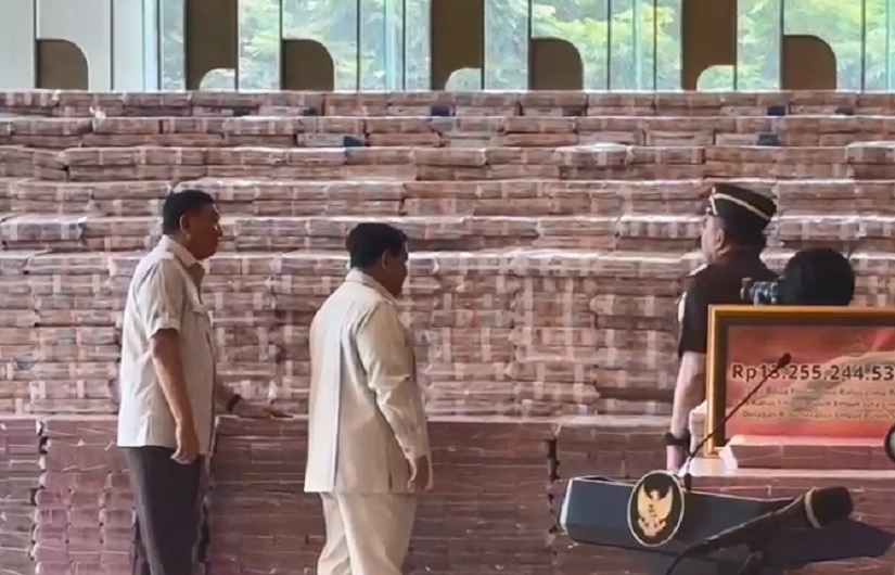 Potret Prabowo Lihat Langsung Tumpukan Uang Sitaan Kasus CPO Rp13 Triliun di Kejagung