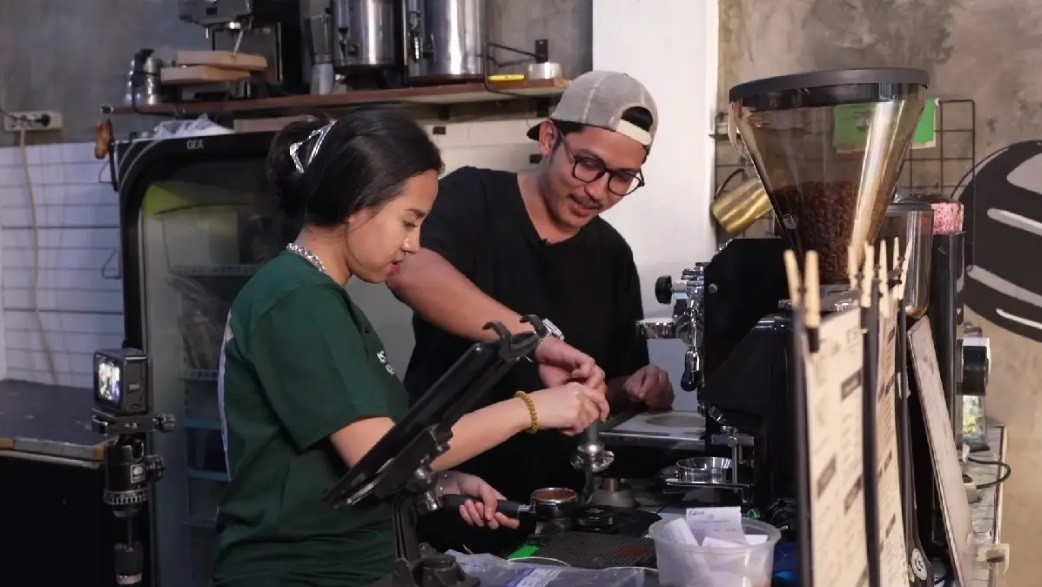 Niatnya Bikin Kopi, Bubuknya Malah Tumpah! Beginilah Aksi Kocak Azia di AZBUN