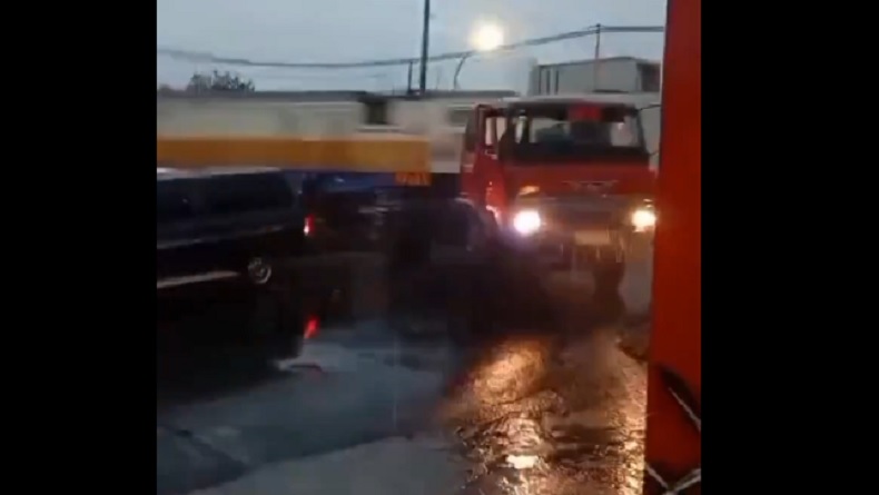 Kecelakaan di Semarang, KA Harina Tabrak Truk Trailer