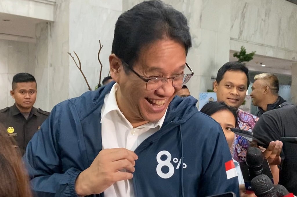 Purbaya Pamer Jaket Baru Berlogo 8 Persen, Ngaku Diberi Orang Istana
