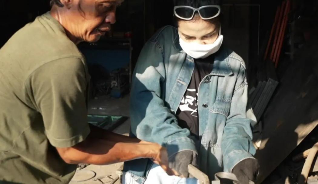 Iron Man KW! Azia Riza Belajar Ngelas tapi Malah Bikin Heboh Bengkel