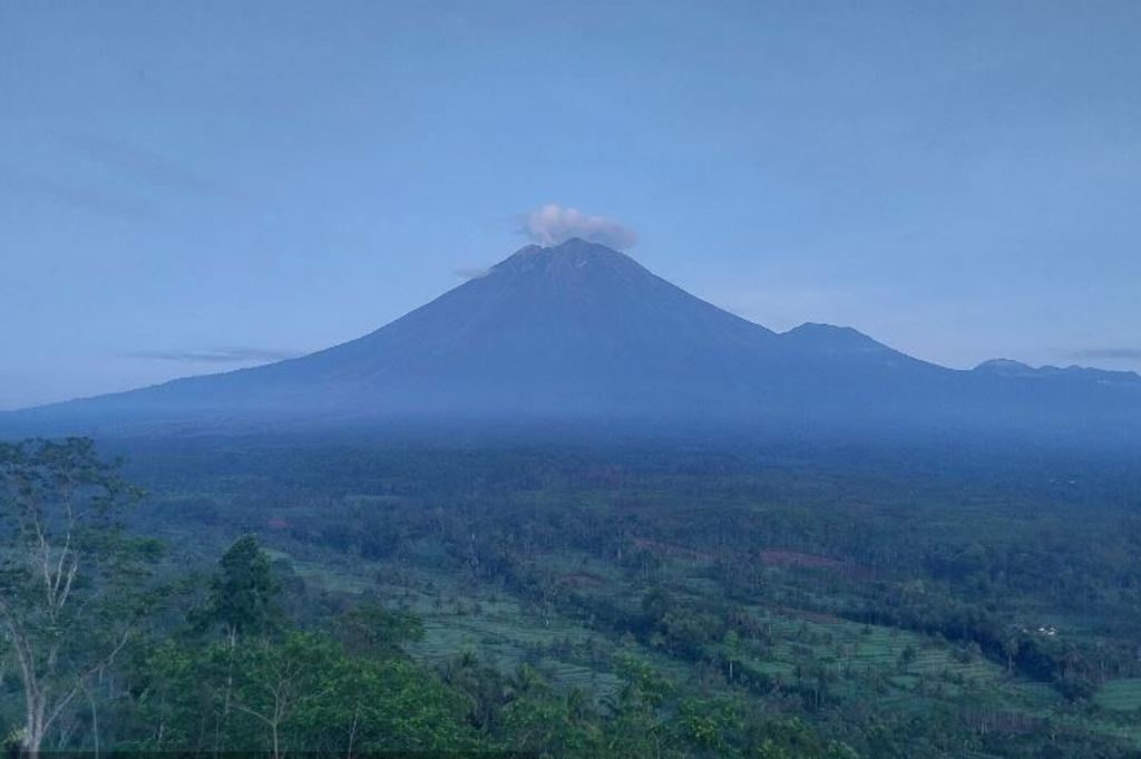 Gunung Semeru Erupsi, Semburkan Kolom Abu Setinggi 500 Meter ke Langit