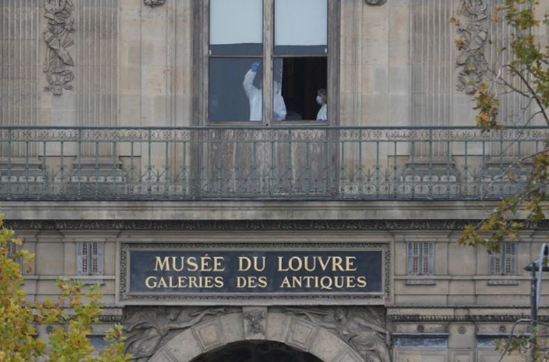 Duh, Pencuri di Museum Louvre Paris Mungkin Lebur Perhiasan Peninggalan Napoleon