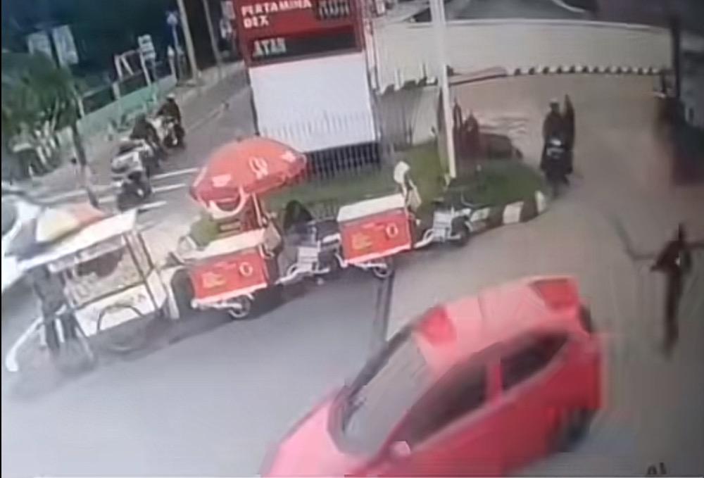 Polisi Buru Pengendara Brio yang Viral Kabur usai Isi Bensin di Ciputat