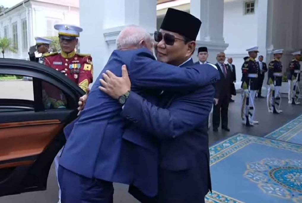 Prabowo Sambut Presiden Brasil di Istana, Beri Pelukan Hangat