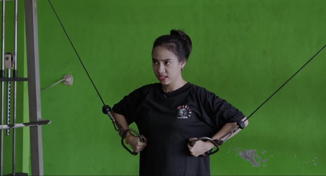 Dari Coba Alat Gym sampai Bikin Protein Shake, Beginilah Kocaknya Azia!