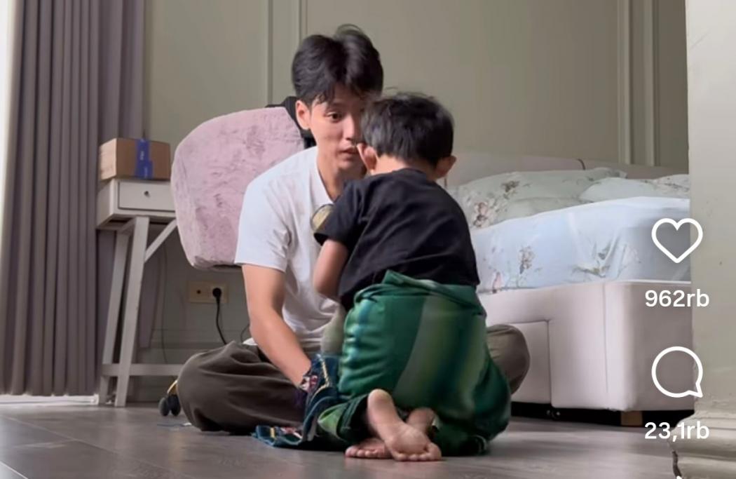 Momen Mengharukan Na Daehoon Salat Berjamaah bareng Anak usai Isu Diselingkuhi Istri