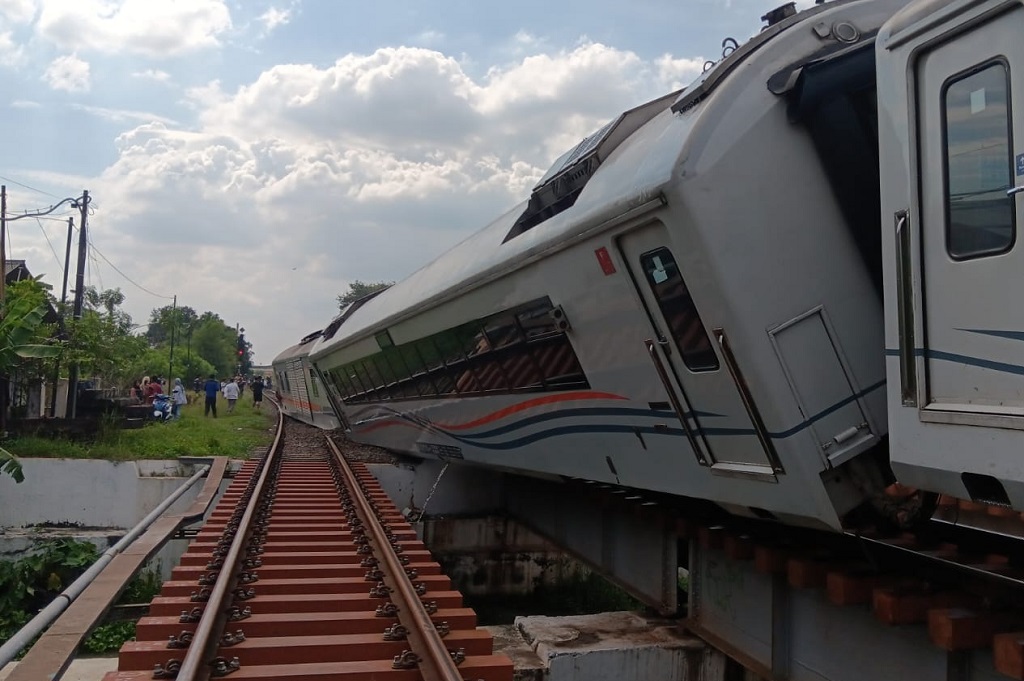 KNKT Selidiki KA Purwojaya Anjlok di Bekasi, Apa Penyebabnya?