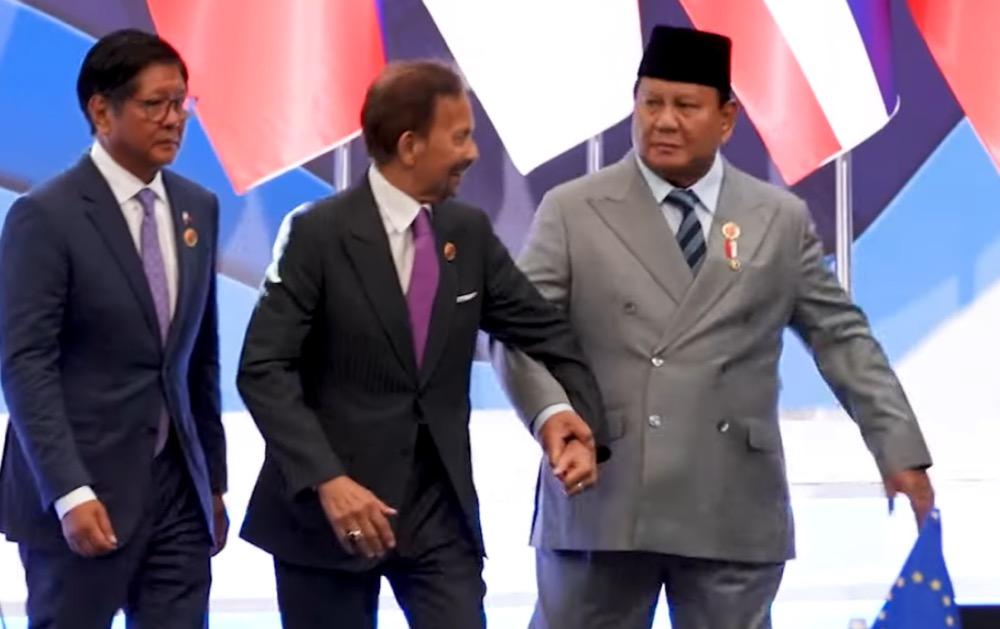 Momen Prabowo Sigap Pegangi Sultan Brunei saat Turun Tangga di KTT ASEAN