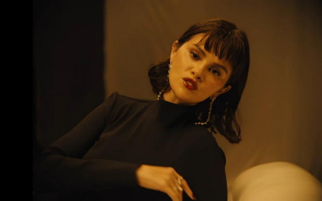 Wajah Selena Gomez Berbeda Drastis di Musik Video In The Dark, Auto Viral!