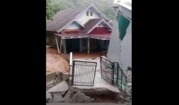 Banjir Bandang Terjang Sukabumi, Ratusan Rumah Terendam hingga Jembatan Putus