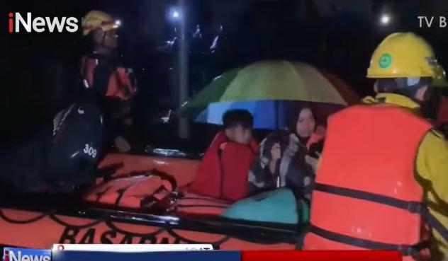 Banjir Terjang Mamuju, Basarnas Evakuasi Lansia dan Balita ke Masjid