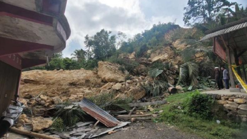 Tebing Kapur Longsor di Banyumas, 3 Rumah Rusak dan Warga Mengungsi