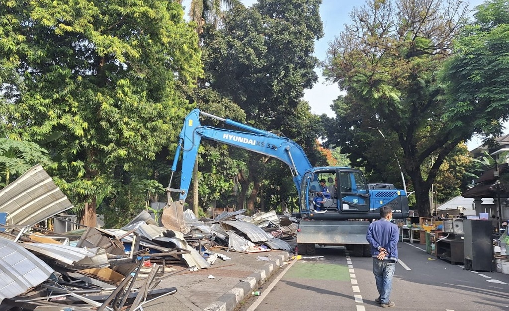 Pemkot Jaksel Mulai Bongkar Lapak Pedagang Pasar Barito