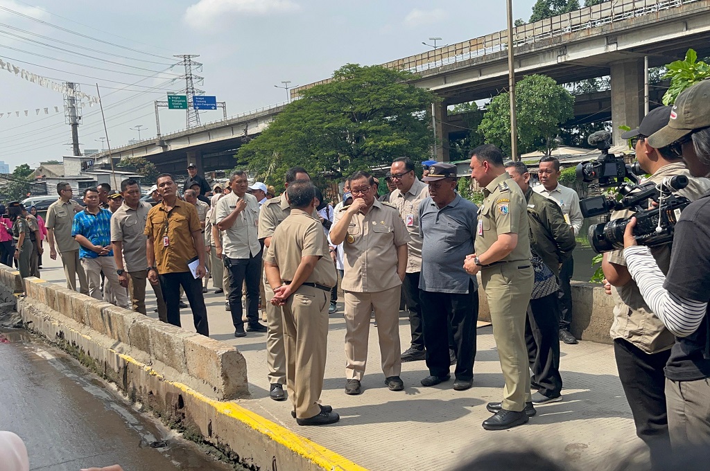 Pramono Cek Jalan Beda Tinggi yang Viral Bikin Mobil Terperosok di Jakut