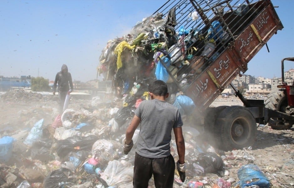 Parah! Truk-Truk Israel Buang Sampah di Gaza