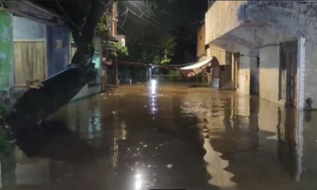 Permukiman di Pejaten Jaksel Banjir 1 Meter Imbas Luapan Kali Ciliwung