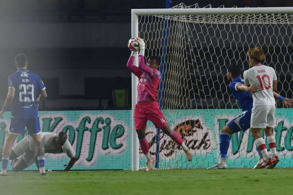 Tangguh! Teja Paku Alam Bawa Persib Lewati Oktober Tanpa Kebobolan