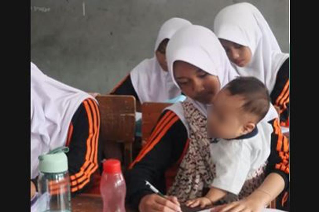 Viral Kisah Haru Zulfa Siswi MTs di Garut, Sekolah Sambil Jualan dan Gendong Adik