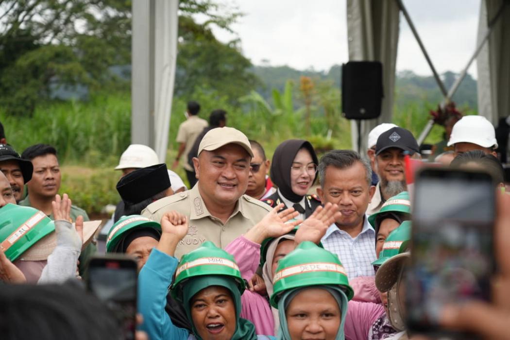 Tanam Pohon Bersama, Bupati Rudy dan KLH Bersinergi Hijaukan Bogor Selatan