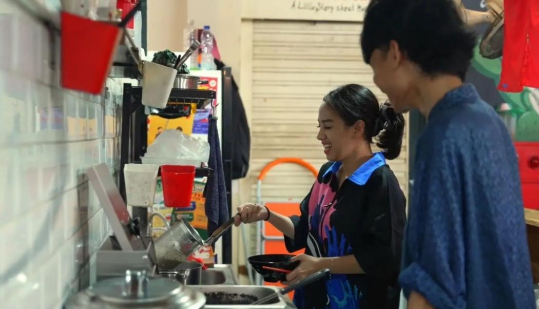 Masaknya Sambil Gombalin Mas-Mas Skena, Azia Emang Ga Ada Obat