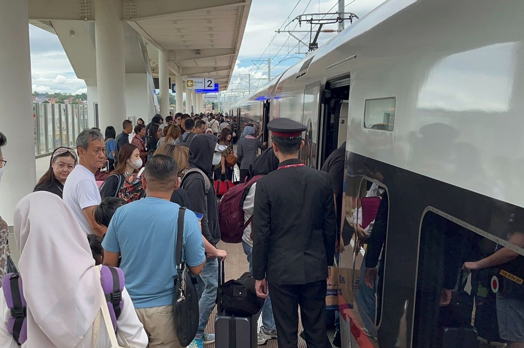 Jumlah Penumpang Whoosh Naik 6,3 Persen, Ini Faktor Pendorongnya