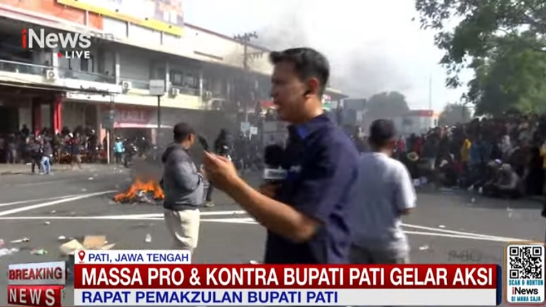 Kondisi Terkini di Depan DPRD Pati, Massa Orasi dan Bakar Ban