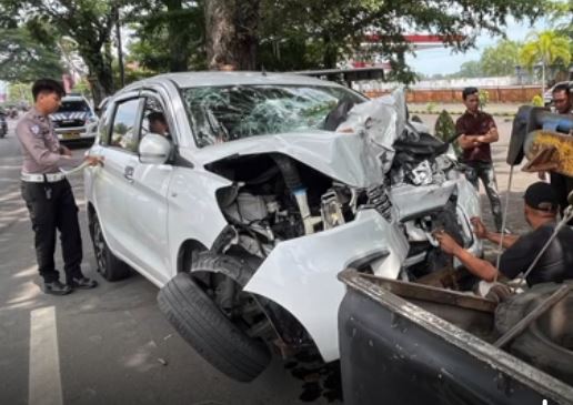 Sopir Ngantuk, Ertiga Tabrak Pejalan Kaki di Bangkalan hingga Masuk Selokan
