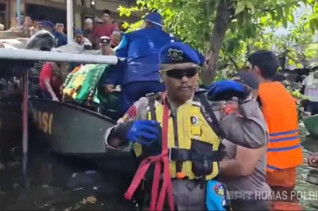 Aksi Kemanusiaan di Tengah Banjir Semarang, Polisi Bawa Jenazah dengan Sekoci ke Pemakaman