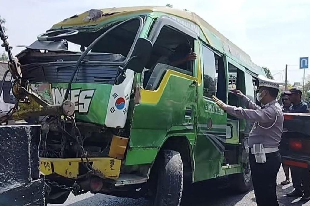 Kecelakaan Truk Tabrak Minibus Elf di Jalur Pantura Subang, 4 Orang Luka-Luka