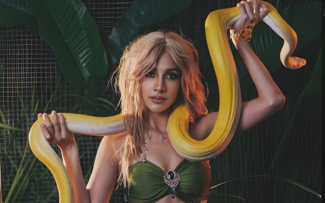 Potret Anya Geraldine Bawa Ular Besar seperti Britney Spears saat Rayakan Halloween