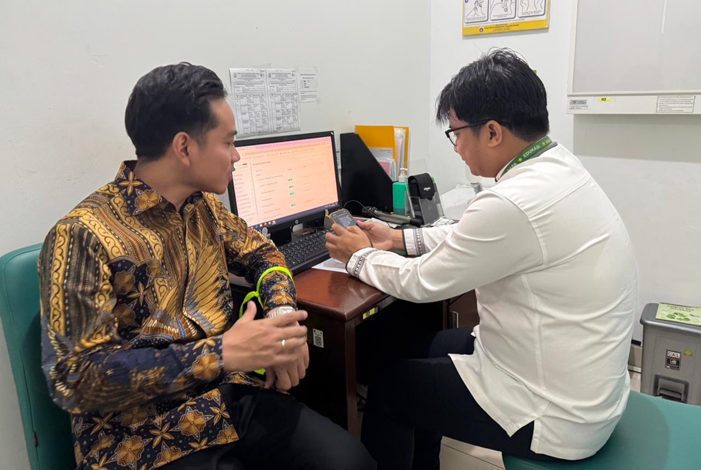 Momen Gibran Jajal Cek Kesehatan Gratis di Puskesmas Menteng, Periksakan Gigi