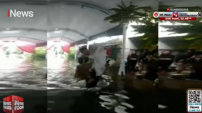 Resepsi Pernikahan Warga di Semarang Digelar di Tengah Banjir