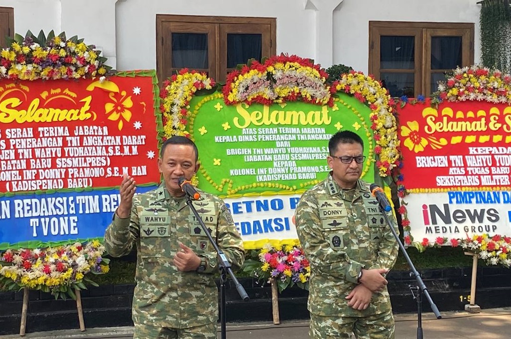 Sertijab TNI AD, Brigjen Wahyu Yudhayana Serahkan Jabatan Kadispenad ke Kolonel Donny