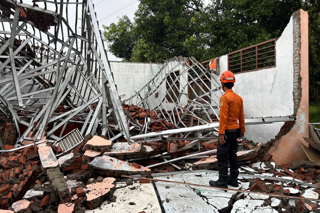 Atap SMKN 1 Gunung Putri Ambruk Diterjang Hujan-Angin Kencang, Sejumlah Siswa Terluka