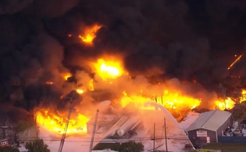 Hancur Lebur, Ini Penampakan Pesawat Kargo UPS yang Jatuh dan Meledak di Louisville AS