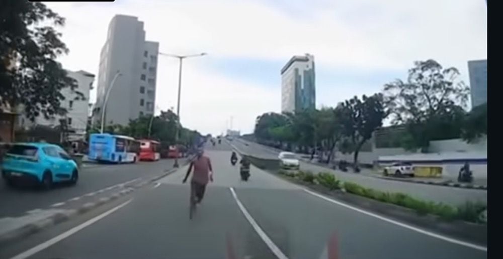 Viral Pria Sengaja Tabrakkan Diri ke Mobil di Tanah Abang Jakpus, Diduga ODGJ