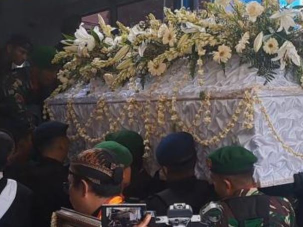 Penuh Haru, Ribuan Warga Solo Lepas Kepergian Jenazah Sinuhun PB XIII ke Imogiri