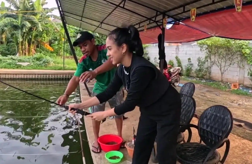 Gaya Lucu Azia Riza saat Mancing dari Panik Tarik Pancingan sampai Bikin Pantun!
