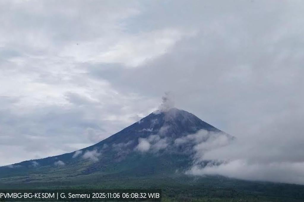 Gunung Semeru Erupsi Hari Ini, Semburkan Abu Setinggi 1 Km ke Langit Jatim