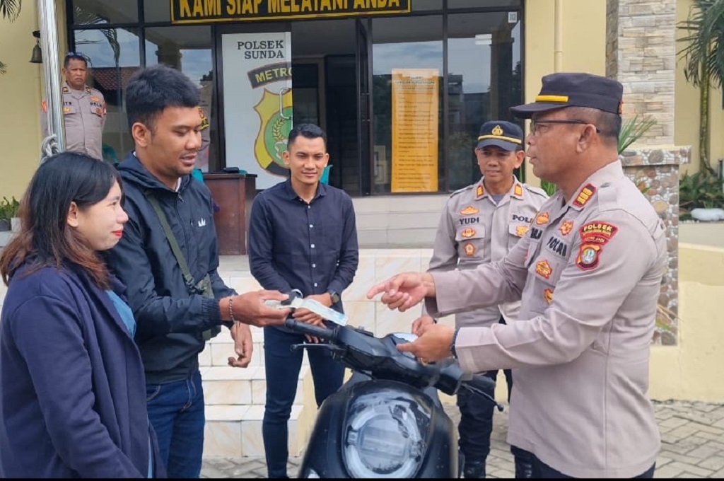 Polisi Gerak Cepat! Kapolsek Sunda Kelapa AKP Hitler Serahkan Motor Hasil Penggelapan ke Pemilik