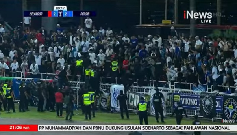 Panas! Suporter Baku Hantam saat Persib Hancurkan Selangor FC, Marc Klok Turun Tangan!